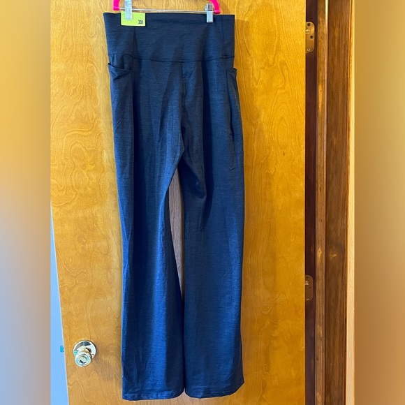 NWT All in Motion ultra high-rise Flare Legging. Size Medium - Picture 3 of 16